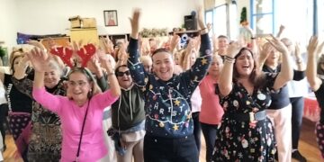 La Navidad une generaciones en un emotivo encuentro de mayores en Tarifa