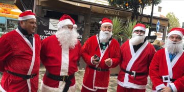 La lluvia no frena la solidaridad en la recogida de juguetes del moto club “A tu aire”
