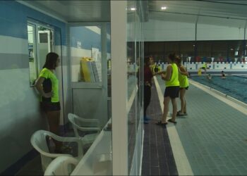 La piscina municipal reanuda las actividades de tarde tras normalizarse la calidad del aire