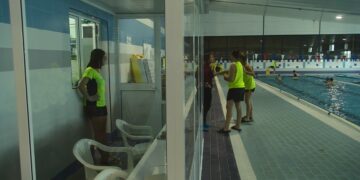 La piscina municipal reanuda las actividades de tarde tras normalizarse la calidad del aire