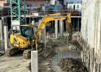 Cierres forzados de comercios en la calle San Sebastián por la obra de La Tarifeña