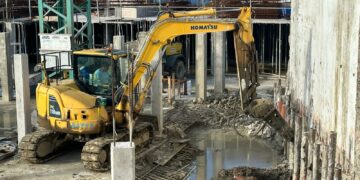 Cierres forzados de comercios en la calle San Sebastián por la obra de La Tarifeña