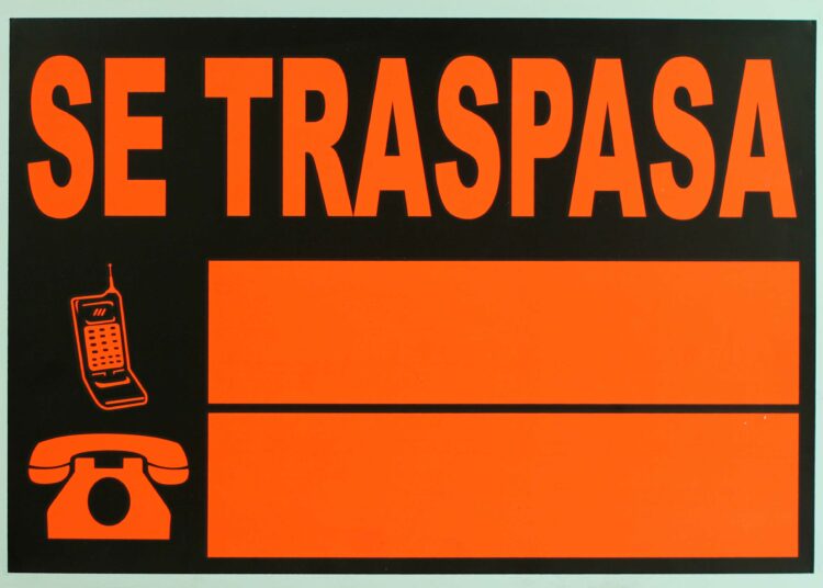 «Están siendo estos tiempos para los negocios en Tarifa, pues yo tiro lo toalla»