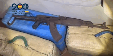 Detenidas dos personas en Algeciras cuando custodiaban más de mil kilos de hachís armados con AK 47