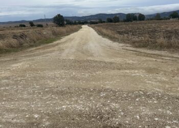 Tahivilla mejora caminos rurales con fondos propios
