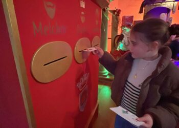 El Cartero Real recibe a los niños y niñas en la sala Santa María del Castillo