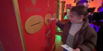 El Cartero Real recibe a los niños y niñas en la sala Santa María del Castillo