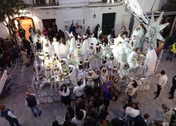 La Cabalgata de Reyes llena de ilusión las calles de Tarifa tras una esperada tregua del tiempo
