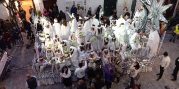 La Cabalgata de Reyes llena de ilusión las calles de Tarifa tras una esperada tregua del tiempo