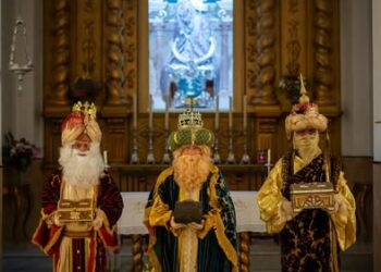 Los Reyes Magos realizan sus ofrendas a la Virgen de la Luz y se preparan para su llegada a Tarifa