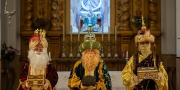 Los Reyes Magos realizan sus ofrendas a la Virgen de la Luz y se preparan para su llegada a Tarifa
