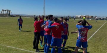 Golpe de autoridad del Tarifa: vence al líder y garantiza soñar