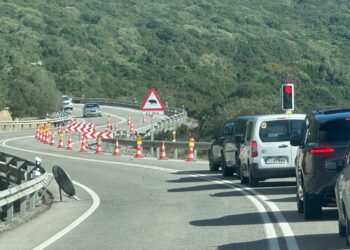 Colas kilométricas en la N-340 convierten el acceso a Tarifa en un “suplicio” en pleno Jueves Santo