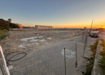 ¿Un gran parking junto a la playa?