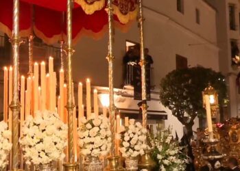El Santo Encuentro llena de emoción y fe las calles de Tarifa en la noche del Jueves Santo