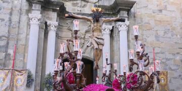Tarifa rompe dos años de silencio con un Martes Santo inolvidable